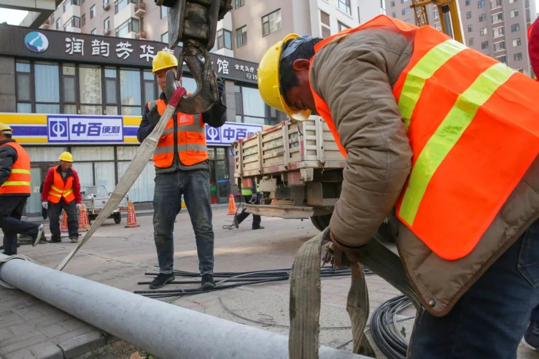 金马怡园这里一共8个线杆,小区向北向南打算一共移出30多根.