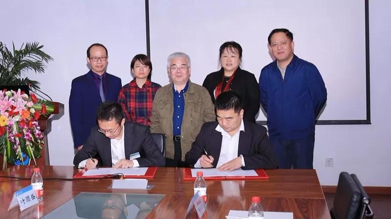吕亮院长和吕建波副总监代表双方签署合作协议