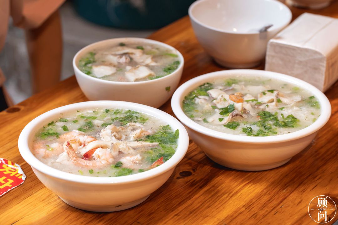 经典鱼粥,基本每人都吃过,撒了胡椒粉,是潮汕人好的那口味.