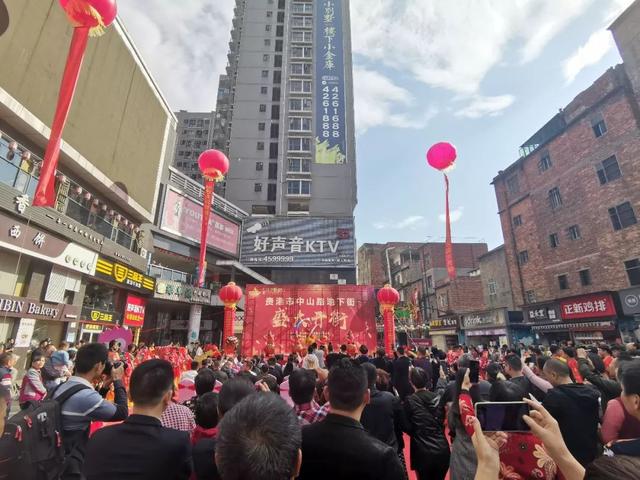 今天贵港中山中路地下商业街开街啦现场人从众20