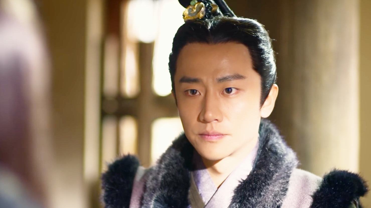 服侍过两位君王的男宠,以色事人,年纪轻轻就封侯拜相却阳奉阴违