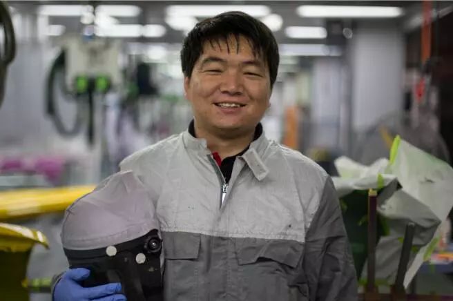 为大家讲述"执着梦想 钻研技能=世界冠军"_杨金龙