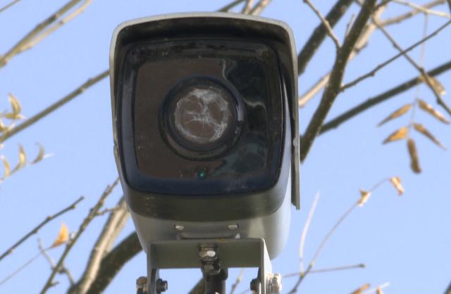 男子乱打弹弓 监控全程记录_摄像头