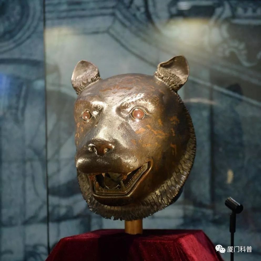 猴首拿圆明园十二生肖兽首来说,当时是由宫廷西洋画师意大利人郎世宁