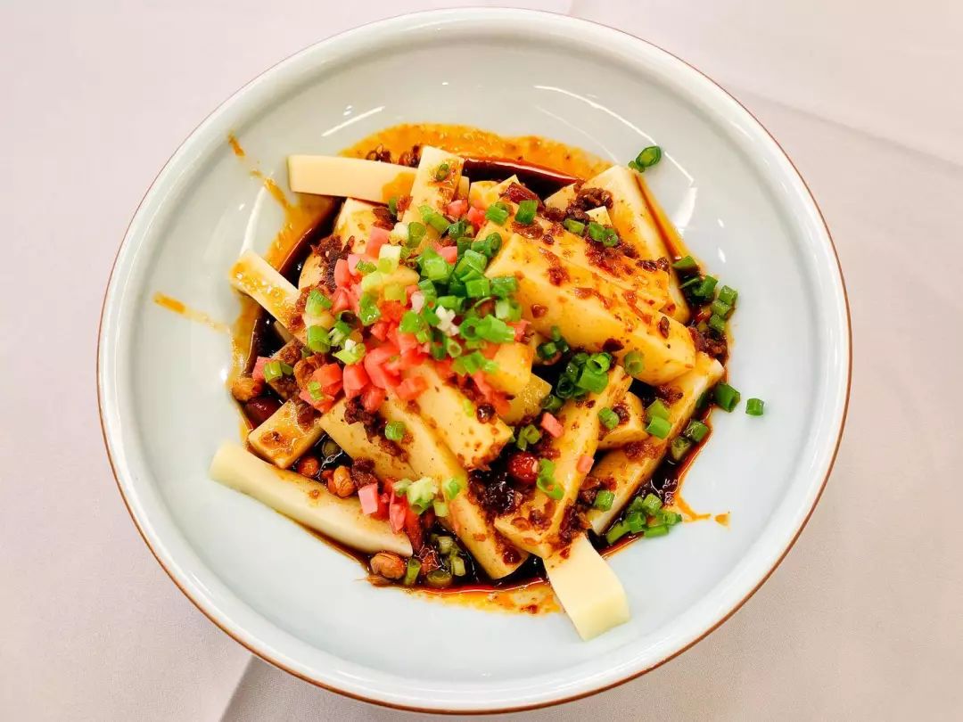 将大米制成的米豆腐与极具贵州特色的蘸水凉拌而成