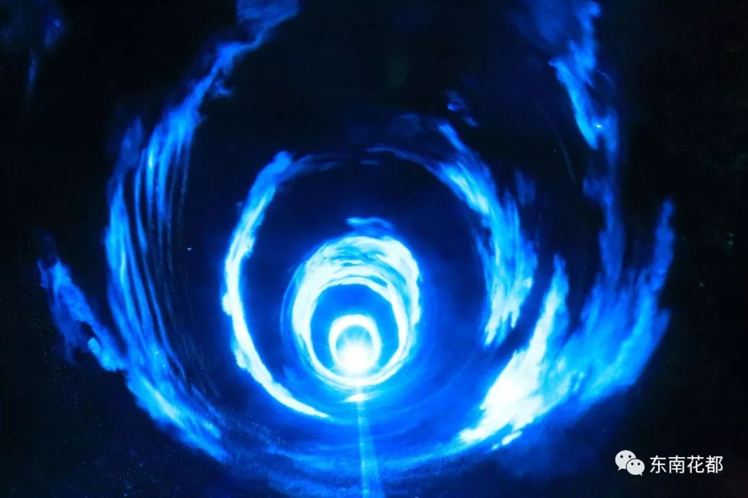 隧道中沙漠之光云中漫步让人感觉眼前一亮变身迷幻的七彩沙漠平淡的