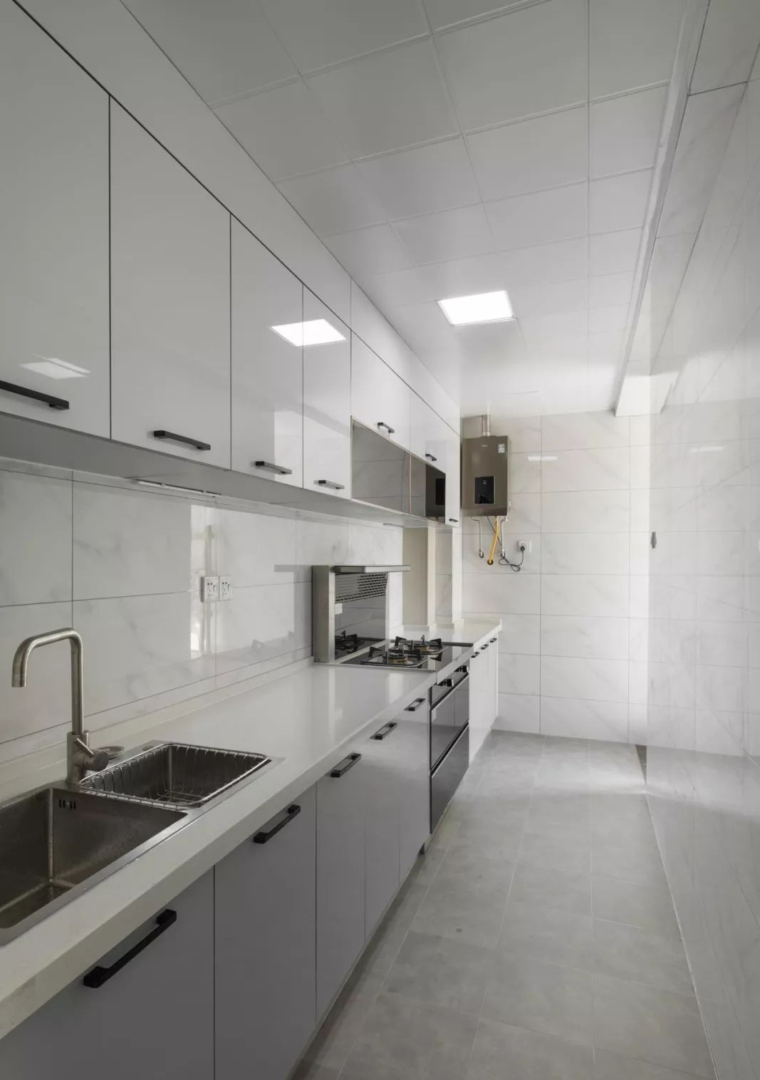 厨房以浅灰为主色,采用了灰白色的橱柜设计,白色的大理石显得厨房干净