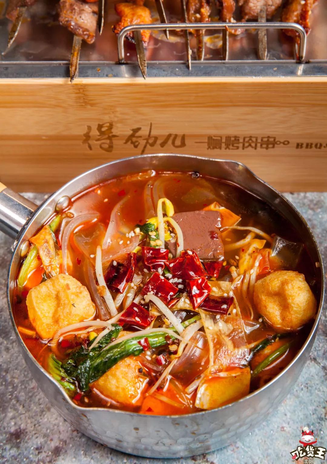 他家汤底类似老式麻辣烫香辣味浓,满满的一大碗!