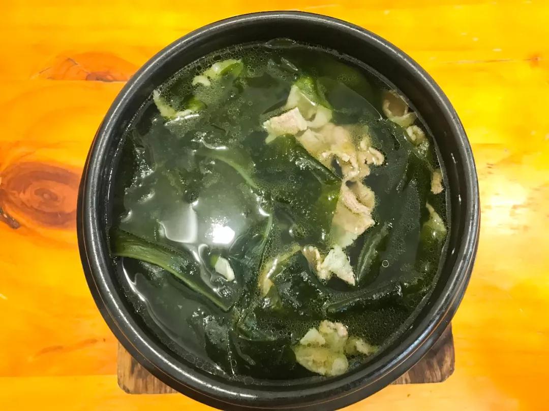 这家人居然用 『石头』做饭给客人吃?_石锅