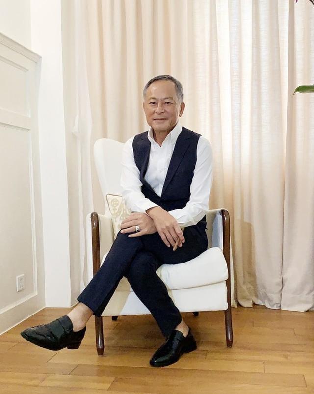 香港导演杜琪峰拍写真照,难掩鬓角白发,再优雅也有眼角纹_西装裤