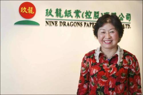 1996 年张茵成立玖龙纸业集团,她出任董事长,刘名中任副总裁.