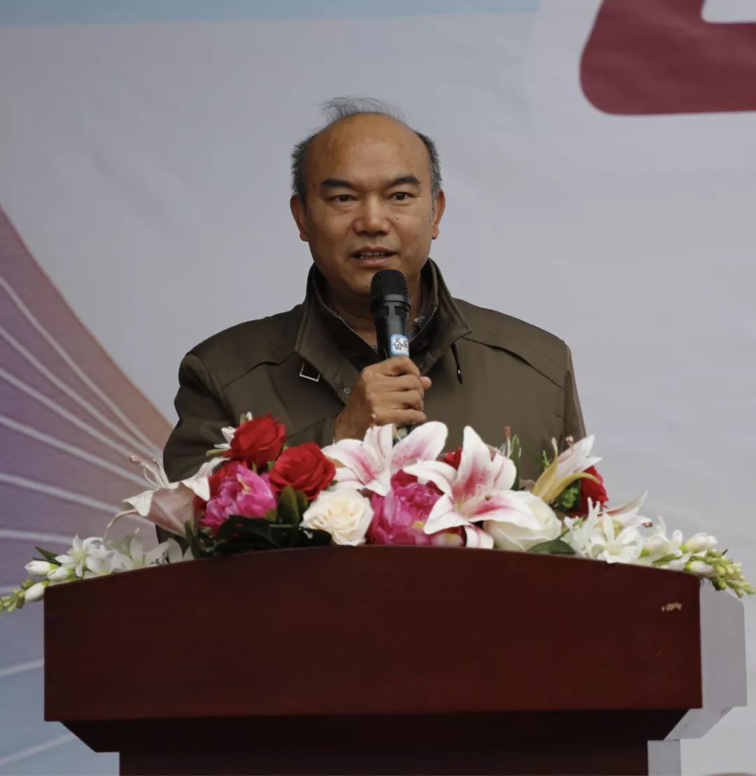 云大附中高云飞校长宣布:云大附小第六届田径运动会开幕!