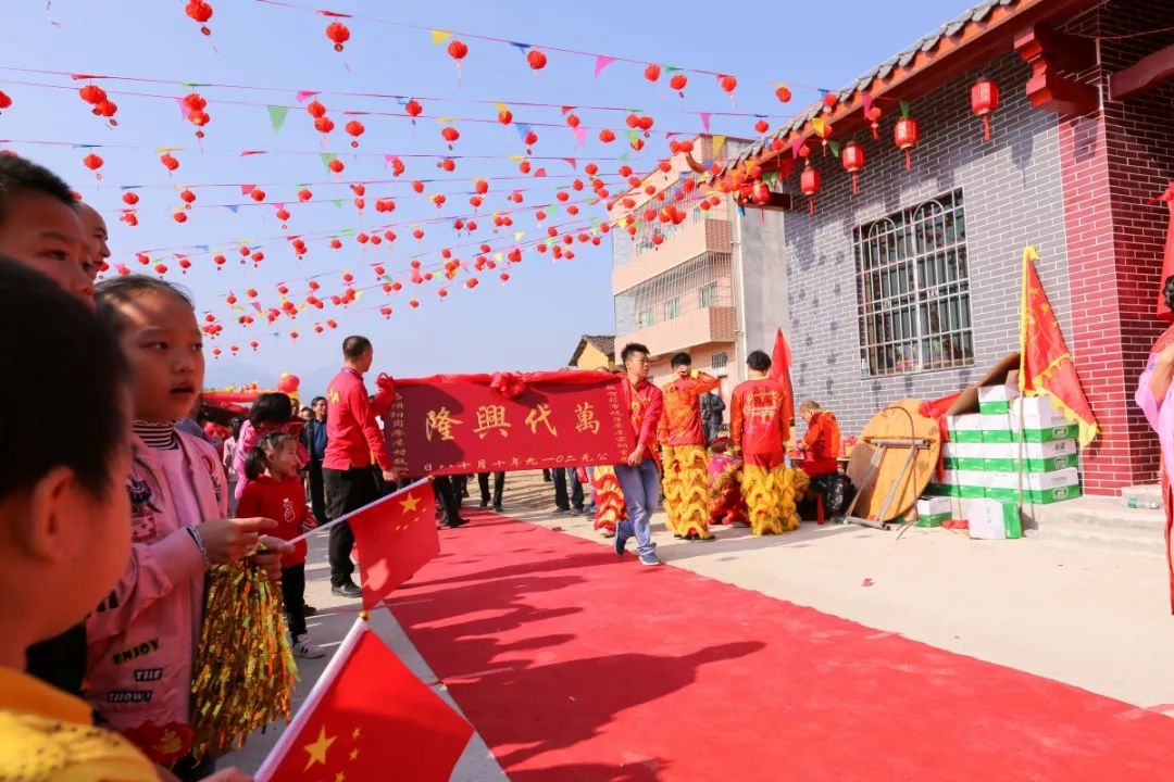 按照傳統習俗,抬著燒豬,牌匾等賀禮,齊齊恭賀祠堂入夥,場面熱鬧非凡.