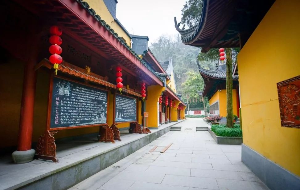 法镜寺位于天竺山莲花峰下,是杭州唯一的女众寺院,也是天竺三寺中历史