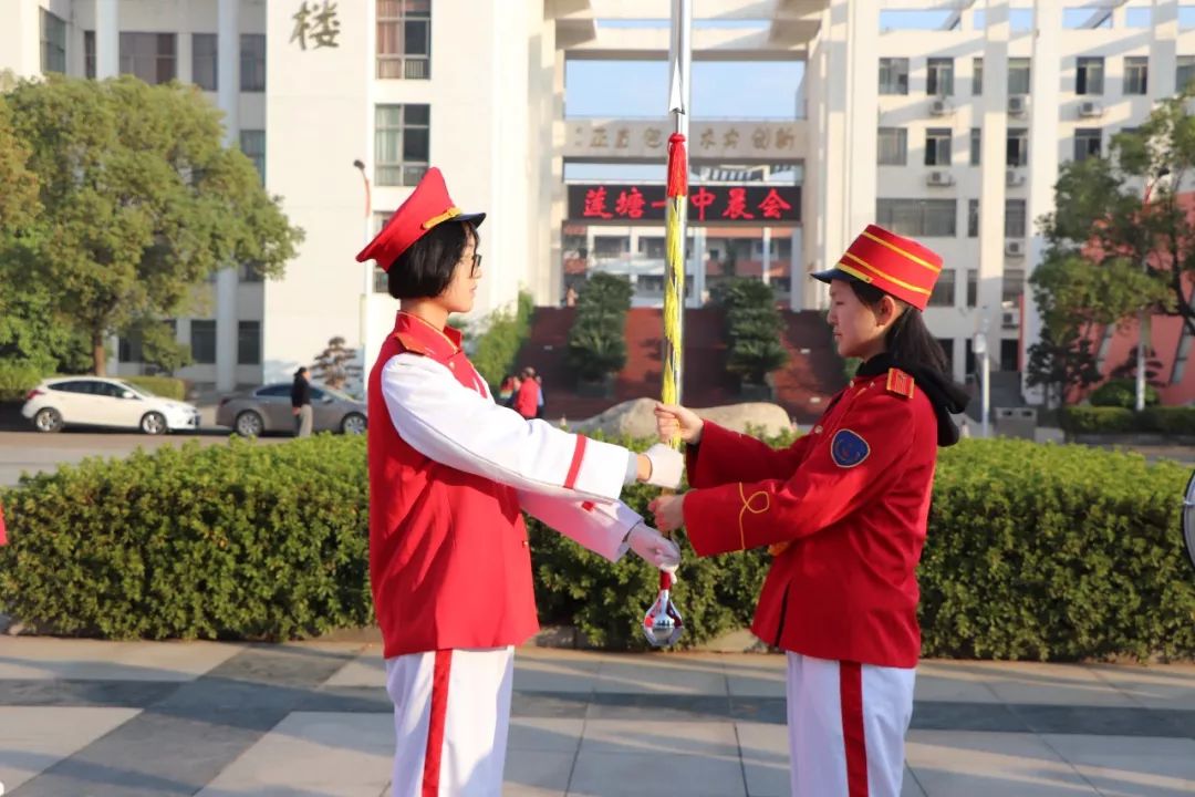 指挥棒交接校领导同17级军鼓队成员合影留念校领导同19级军鼓队成员