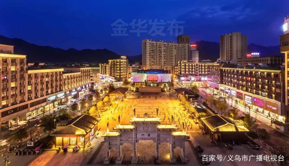 高楼在霓虹灯下更显风韵风里隐约传来黉门广场动人的舞乐悠闲散步的行