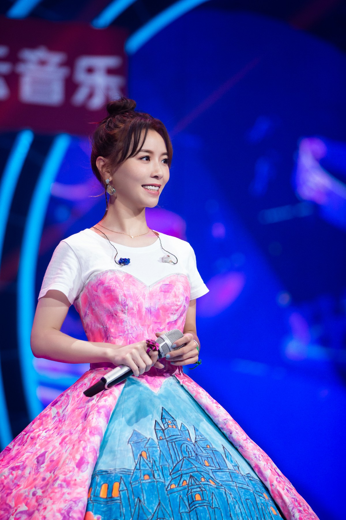 黄雅莉穿夜光长裙亮相嗨唱转起来消失十年如今已是装置艺术家