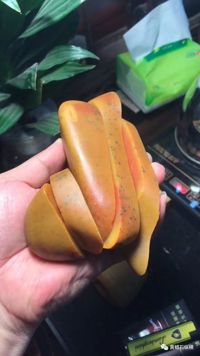黄蜡石原石是一种美,但有时候它的美"犹抱琵琶半遮面",需要借助工具