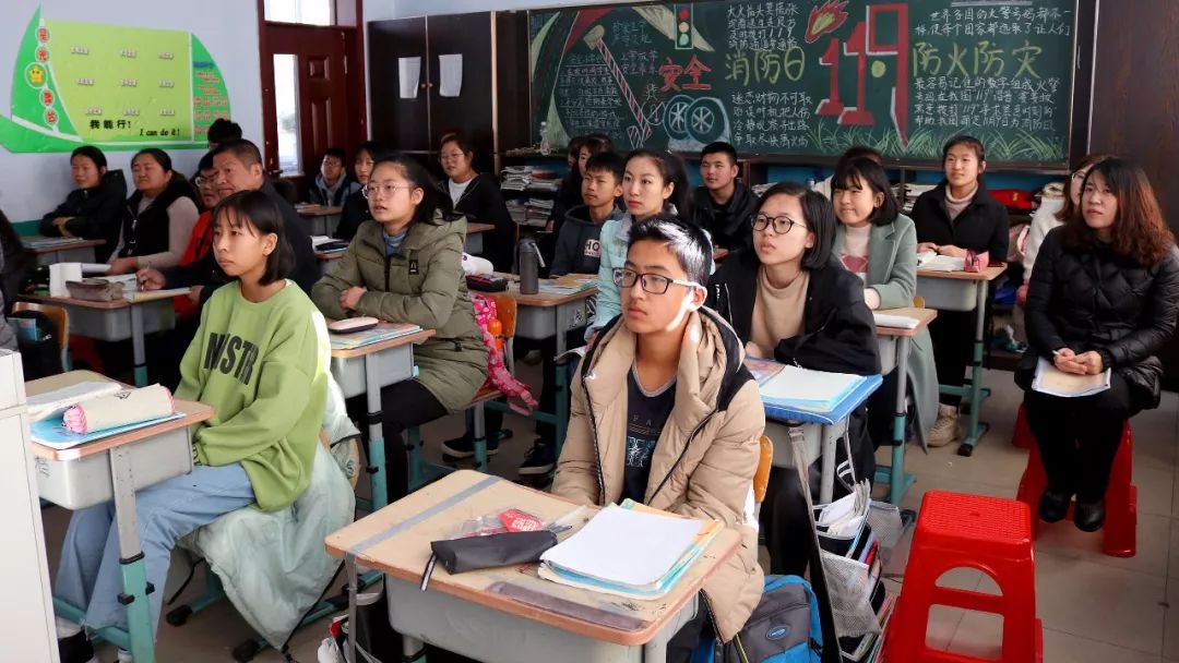 提升大湖中学举行外出学习教师汇报教研