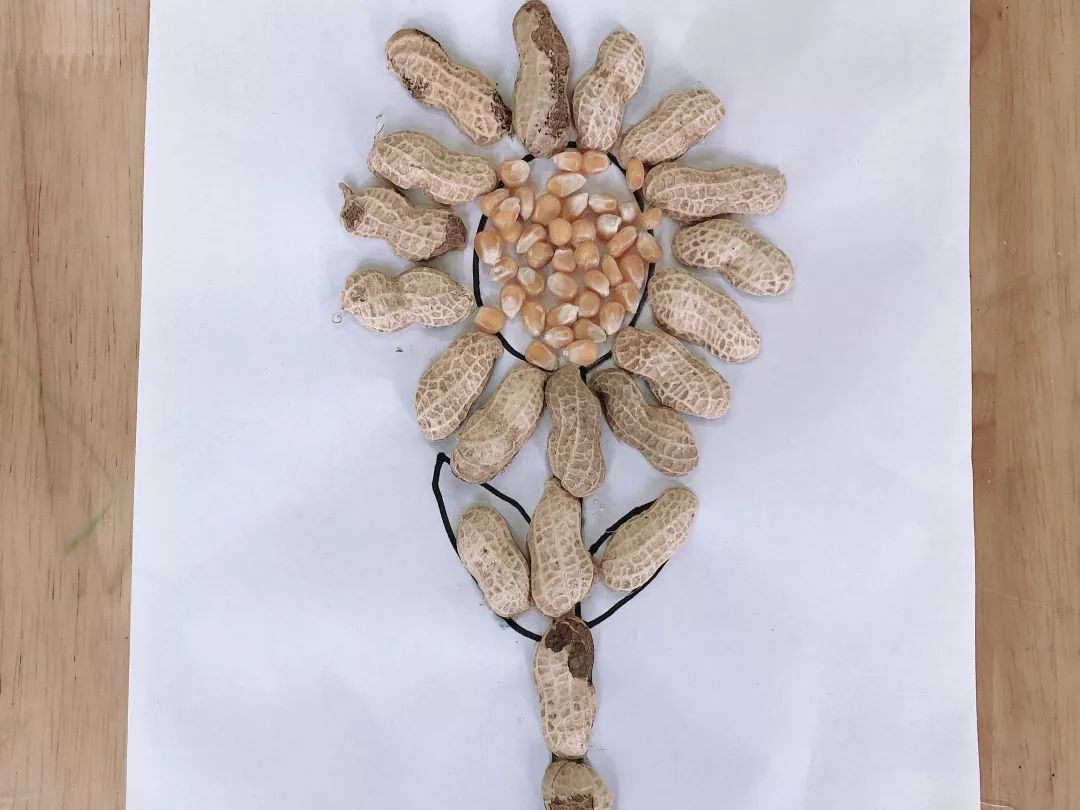 孩子们用花生仁和牙签做了许多不同造型的作品,仔细看一看,这不就是