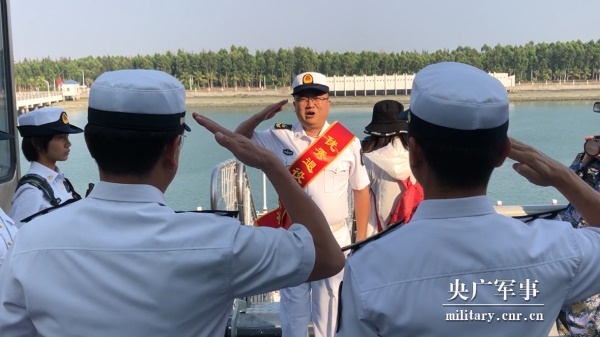 这群长年守望海空而从未出过海的"老海军"们将随军舰出海,亲身感受在