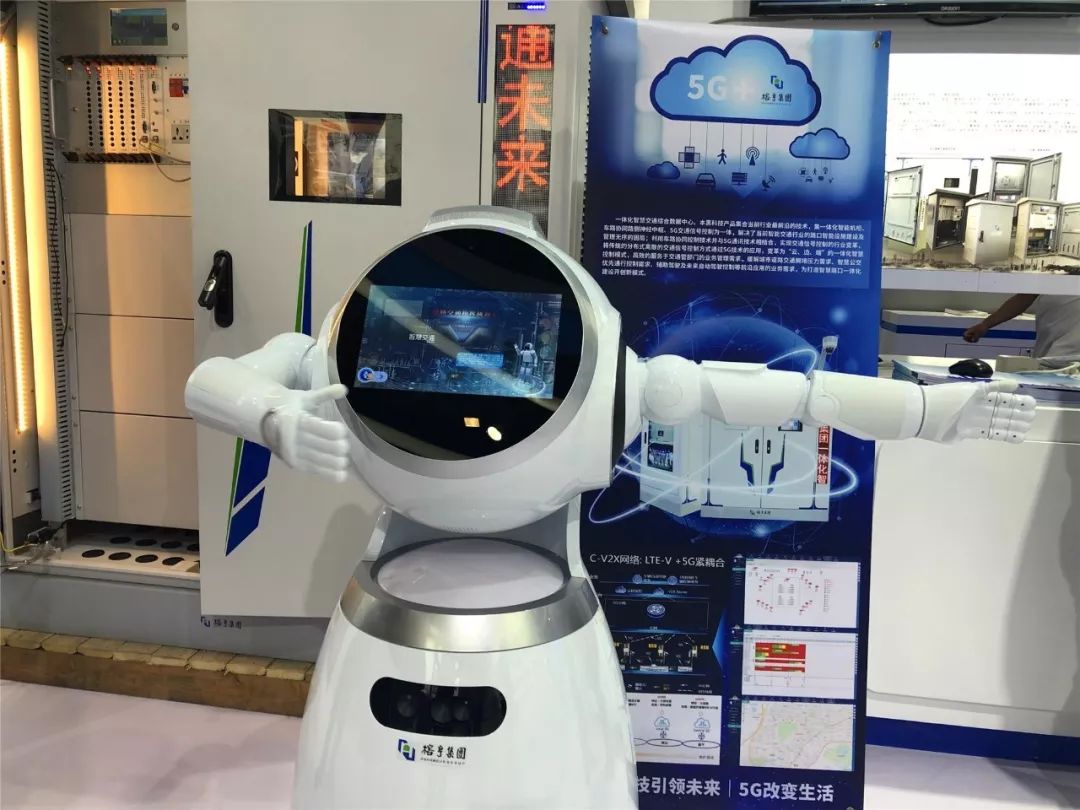 关注67全国首个道路交通指挥机器人亮相高交会