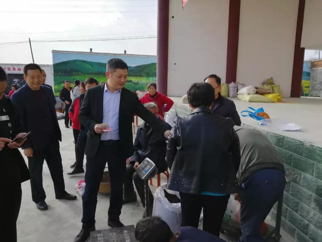 11月13日下午,初冬暖阳高照,洋县龙亭镇平溪沟村村委大院里人群簇簇