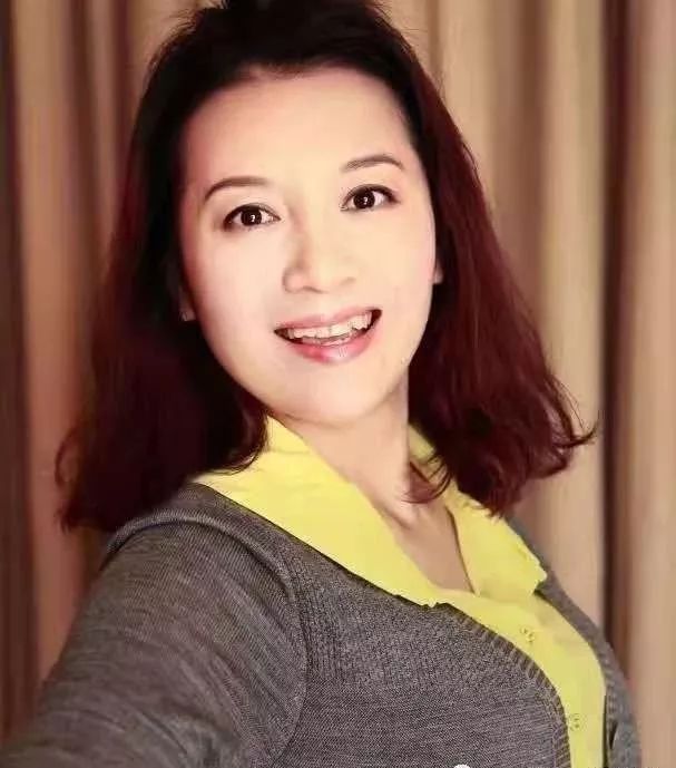 区奕辰老师这是一位充满了神奇魅力的现代女性!经历了常人没有的经历!