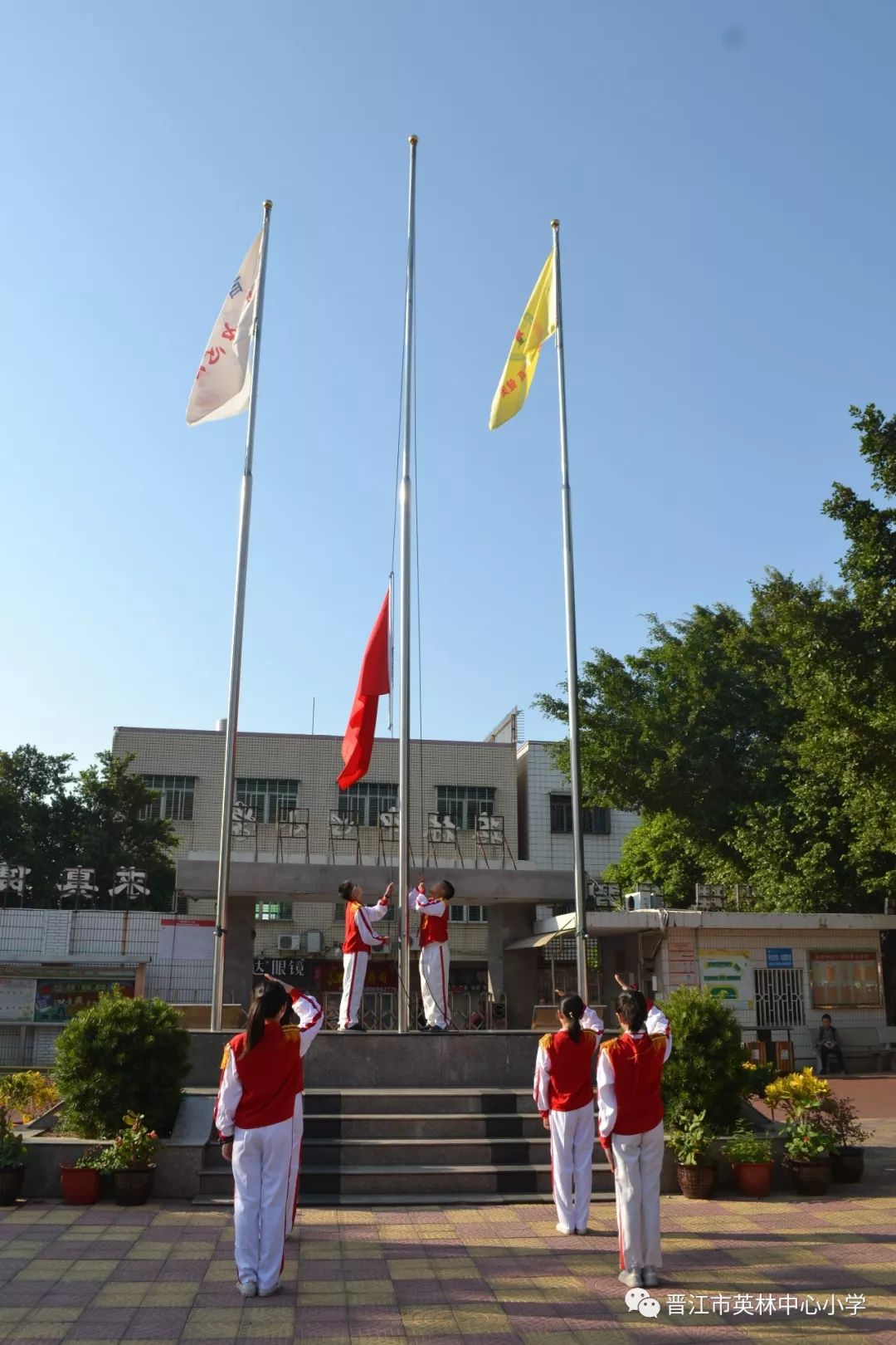 德育展台英林中心小学举行我骄傲我是中国人班集体主题升旗仪式