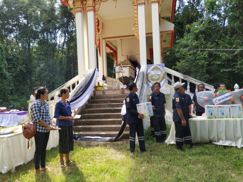 掏空逝者家属的泰国葬礼连续七天宴请宾客七八百人牵引棺材车