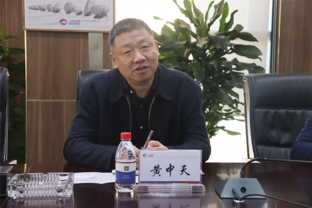 伍旭介绍建安发展情况伍旭代表建安集团对黄中天一行的到来表示欢迎