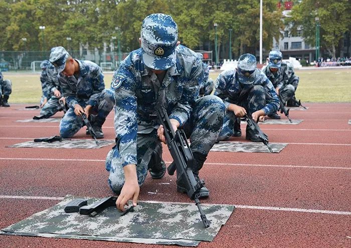 我校师生应邀参加驻信部队军营开放日活动_信阳