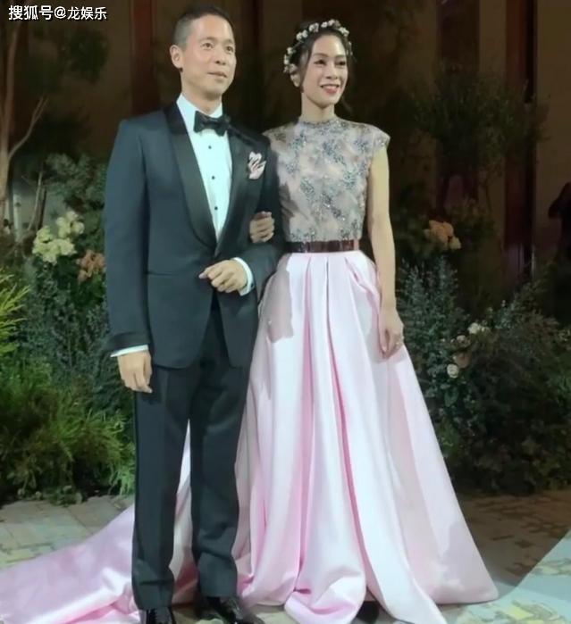 霍启刚旧爱卢恬儿日本结婚新郎为女模杀手年龄相差10岁