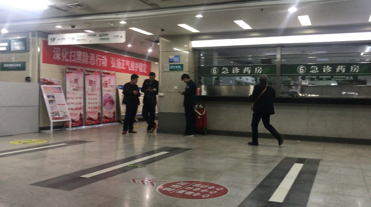 凌晨1点,保安聚集在甘肃省人民医院急诊大厅 叶雯摄