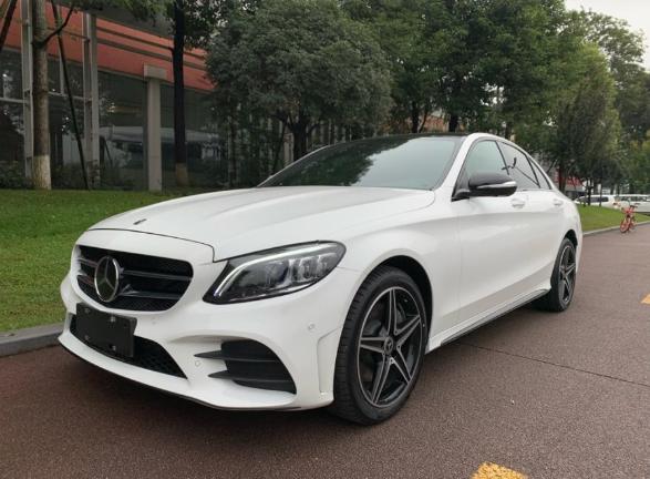 小伙花44万元买到奔驰c300运动版车尾四字一直不愿意扣