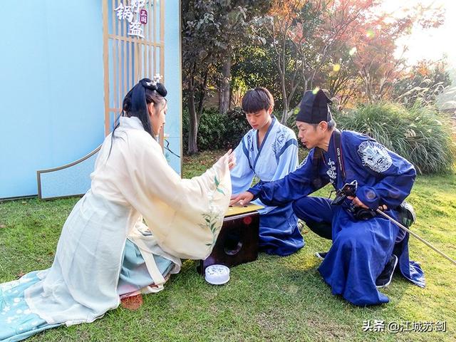 武汉园博园里的中华传统文化爱好者一群快乐的汉服同袍