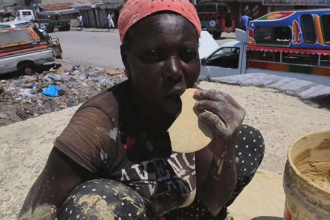 真正吃土的海地人你抱怨生活的时候有人比你艰难百倍