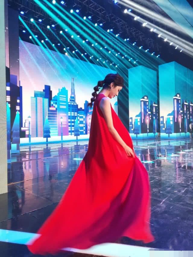 33岁李思思穿大红花裙跳舞端庄气质不在被吐槽像老阿姨