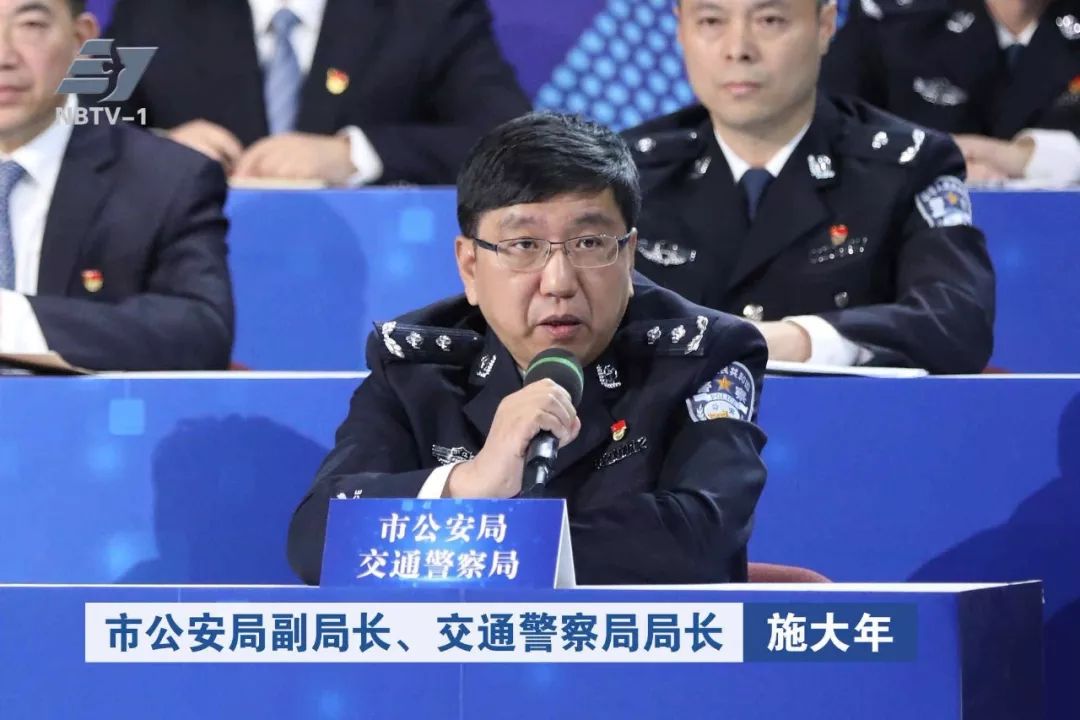 市公安局副局长,交通警察局局长施大年:从刚才的诱导屏来看,157块都