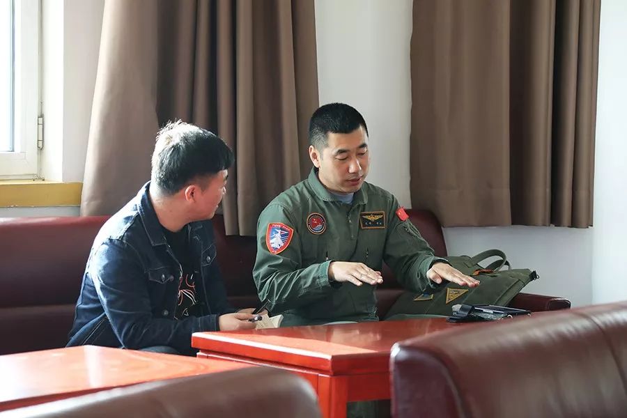 让我康康舰载机飞行教官的一天_艾群正