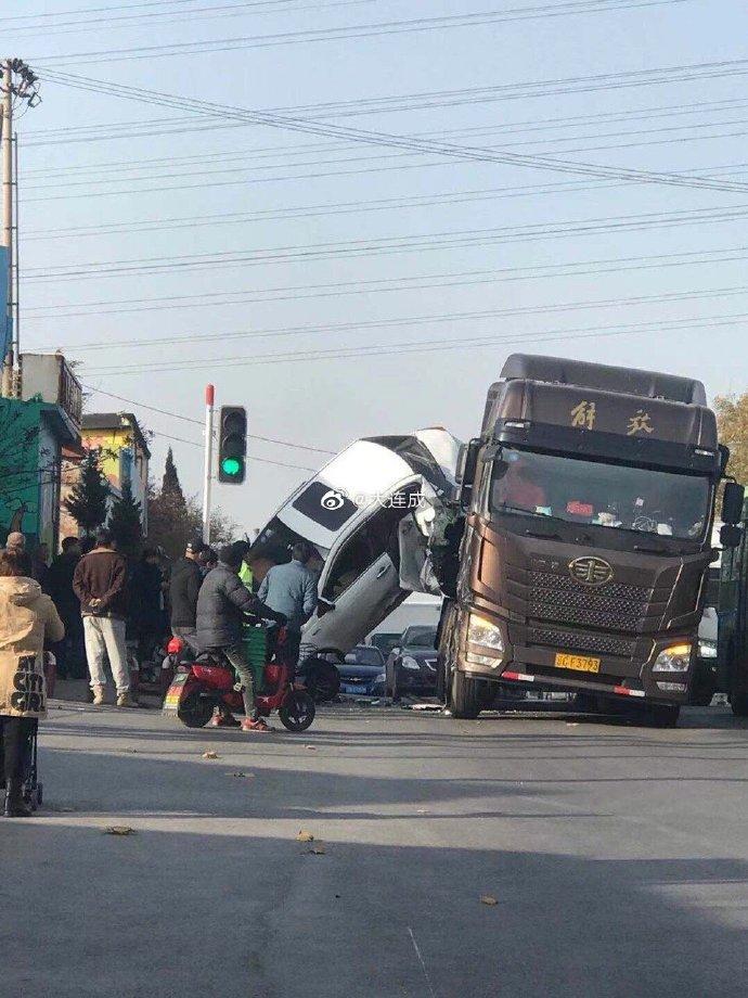 大连湾突发交通事故 一私家车被撞"飞起"