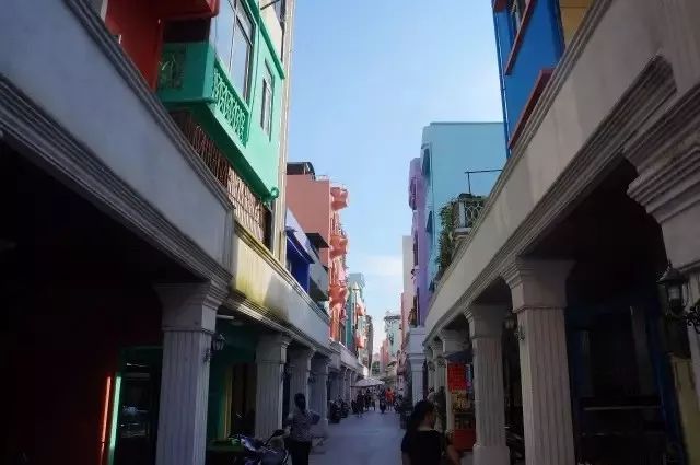 口岸红旗街主营各类红木家具,工艺品,形成了千米长街红旗招展的景色.