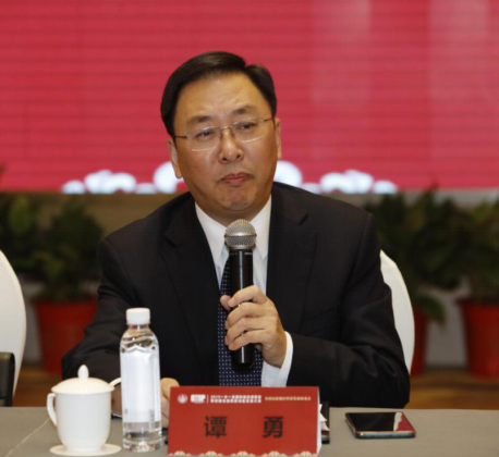 "就像改革开放初期不能错过深圳一样,在新时代要跟上经济发展的步伐