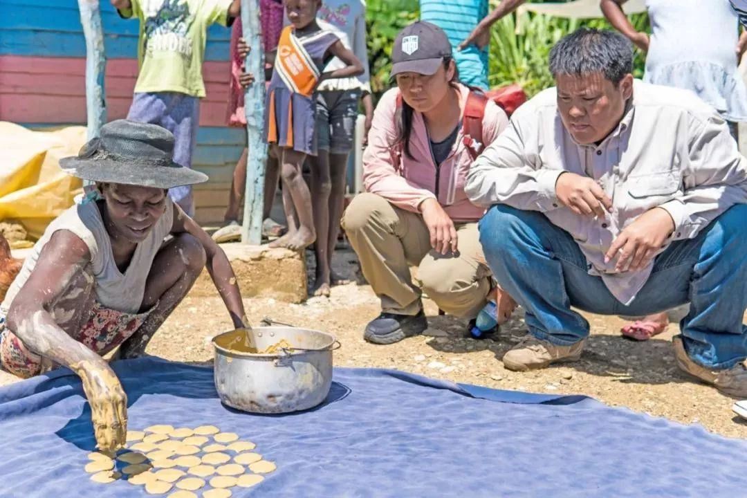 真正吃土的海地人你抱怨生活的時候有人比你艱難百倍