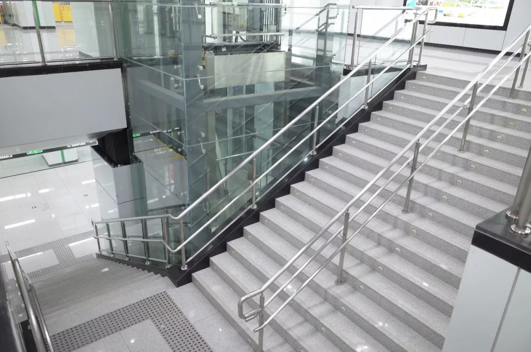 转角楼梯,在客流高峰期时可以快速将乘客进行分流.