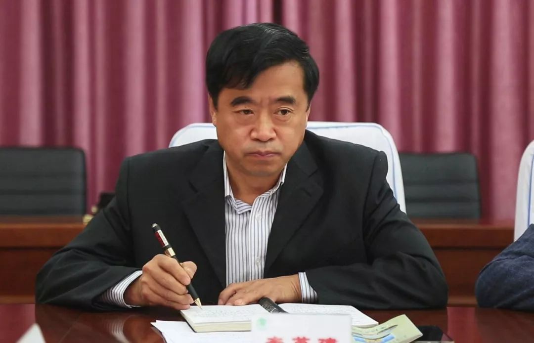 绥棱林业局有限公司党委书记,董事长凌长伟主持会议并讲话.