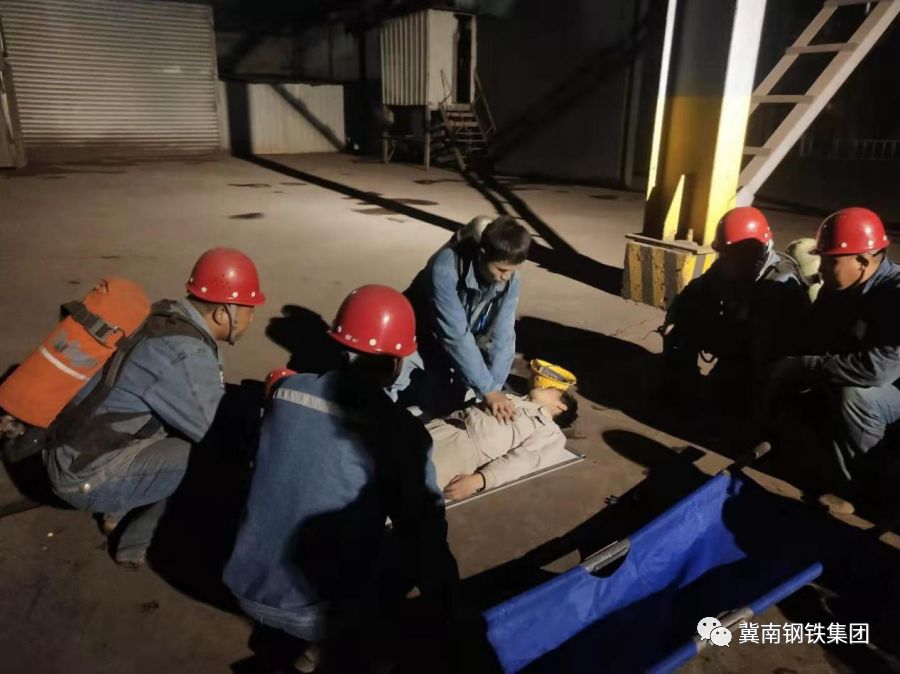 文丰西区炼铁厂在烧结车间组织煤气中毒应急演练