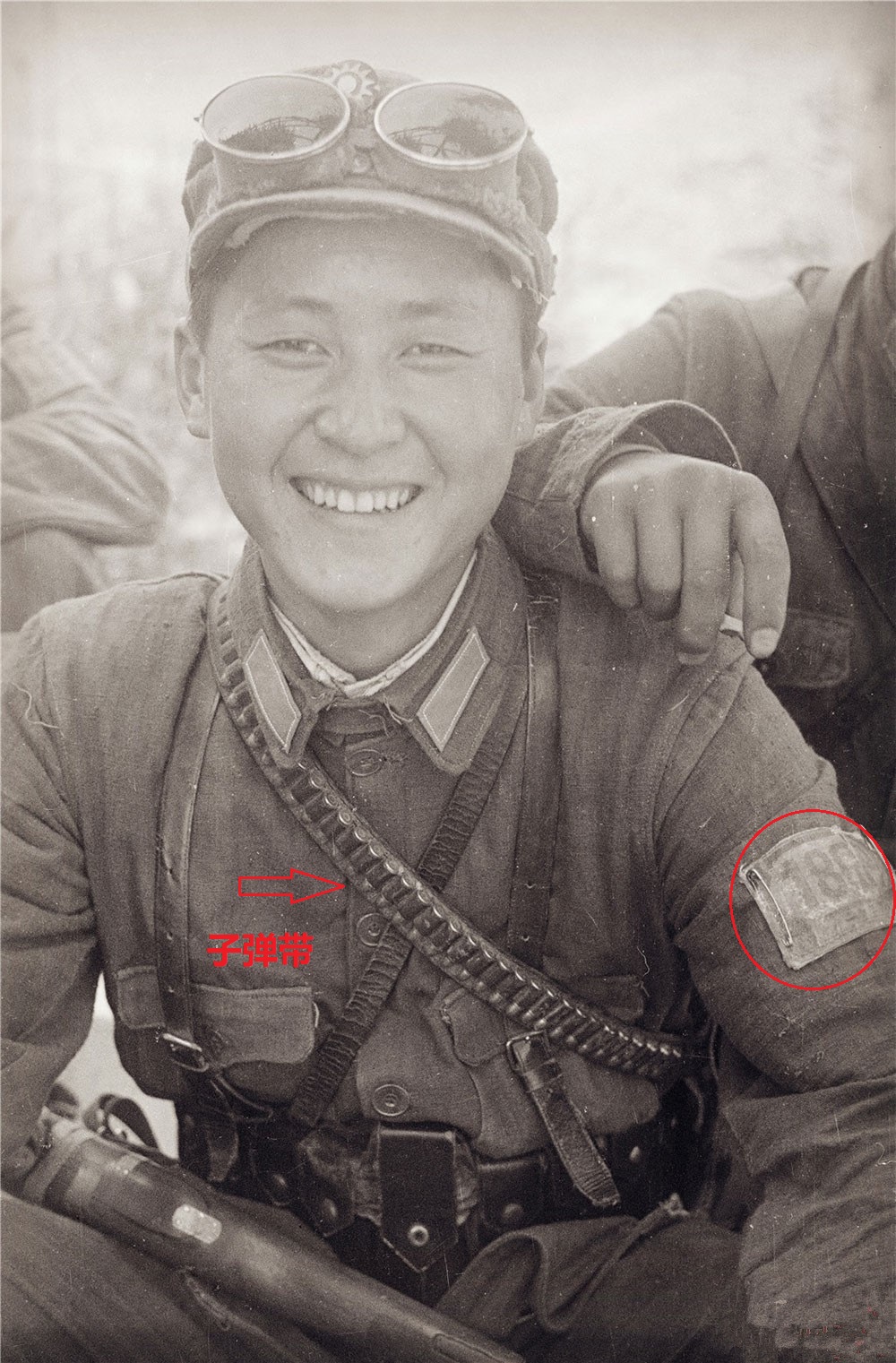 真实的八路军警卫员:不仅长得帅而且武器好,身上挂满了子弹