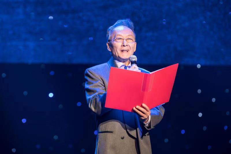 童自荣,丁建华为中华名人名篇朗诵会添彩