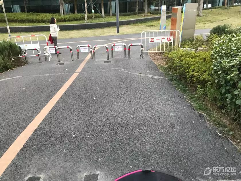 合理吗宁波某广场设路障拦电瓶车同时拦住婴儿车与轮椅